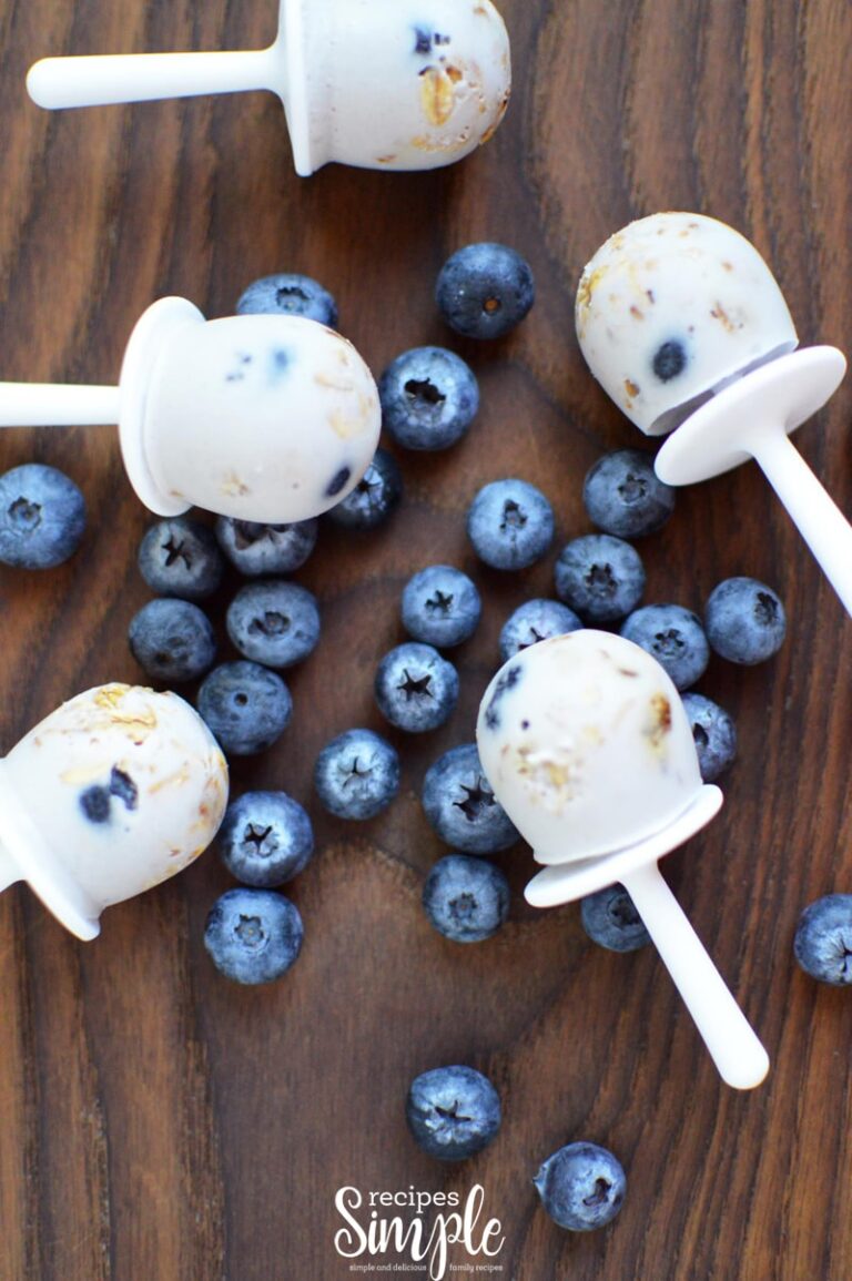 Breakfast granola pops with blueberries